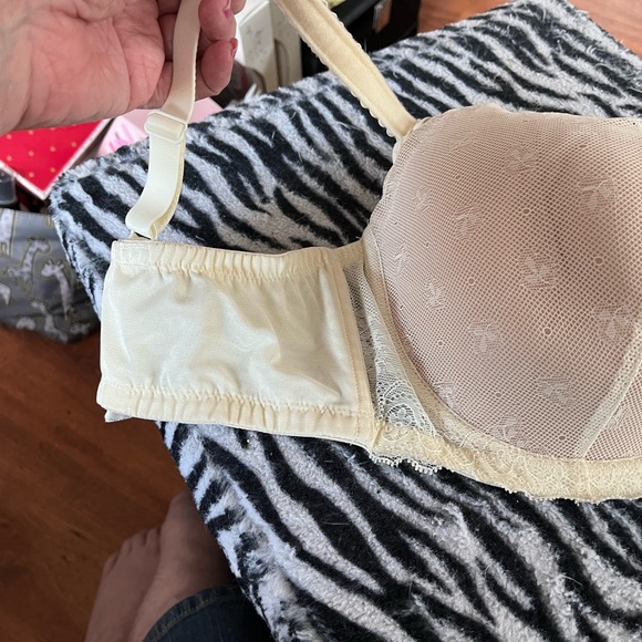 Le Mystere Ivory Maternity Full Support Underwire Foam Cup Bra Size 40E. NEW! - Picture 4 of 8
